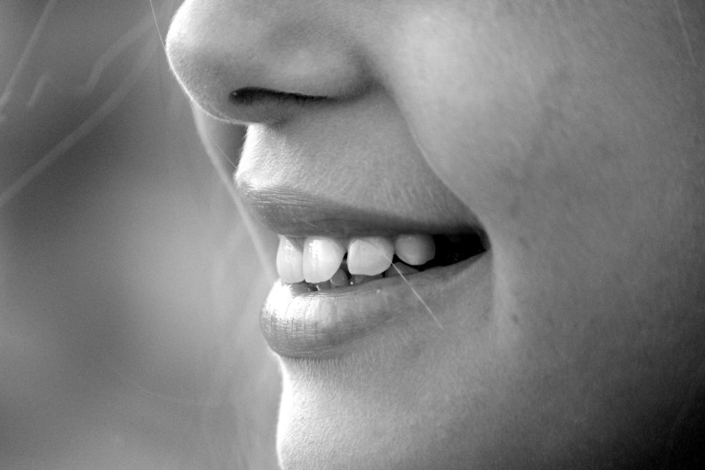 Wybielanie zębów – czy jest możliwe domowymi sposobami?